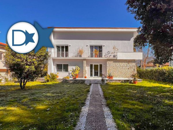 casa indipendente in vendita a Massa in zona Marina di Massa