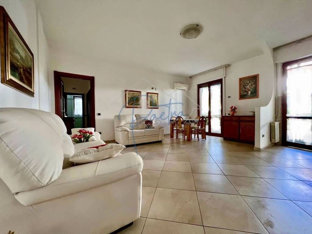 appartamento in vendita a Massa in zona Marina di Massa