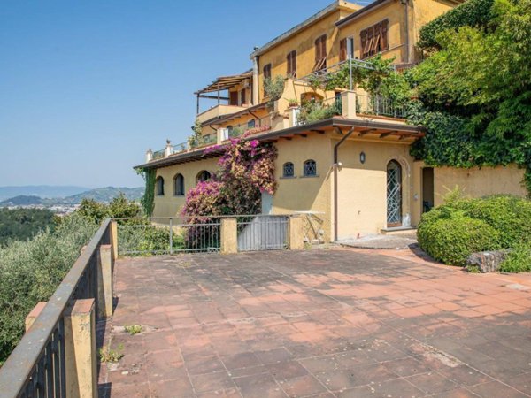 casa indipendente in vendita a Massa in zona Centro Storico