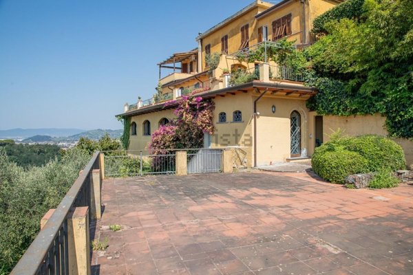 casa indipendente in vendita a Massa in zona Centro Storico