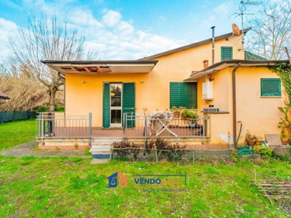 appartamento in vendita a Massa in zona Marina dei Ronchi