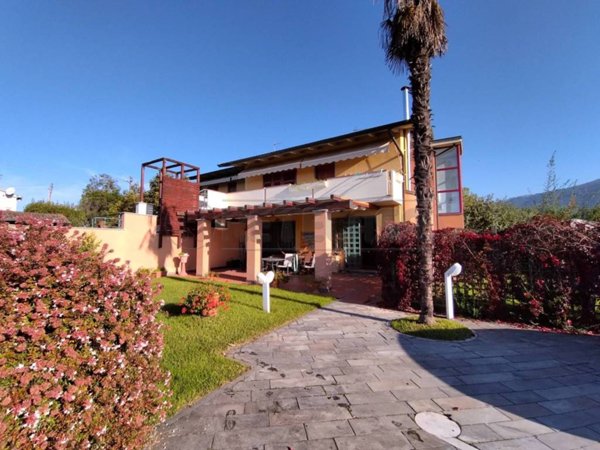 casa indipendente in vendita a Massa in zona Marina di Massa