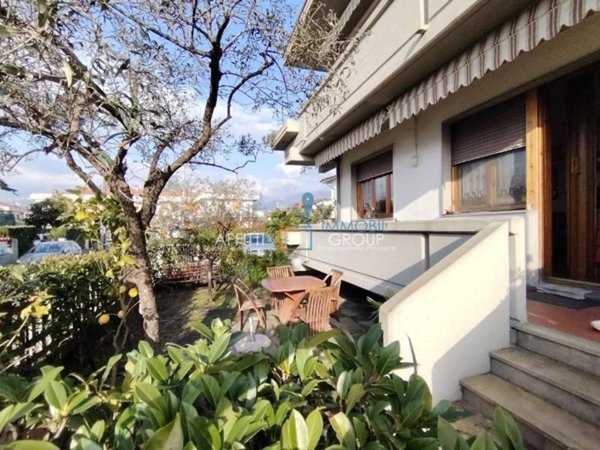 appartamento in vendita a Massa in zona Marina di Massa