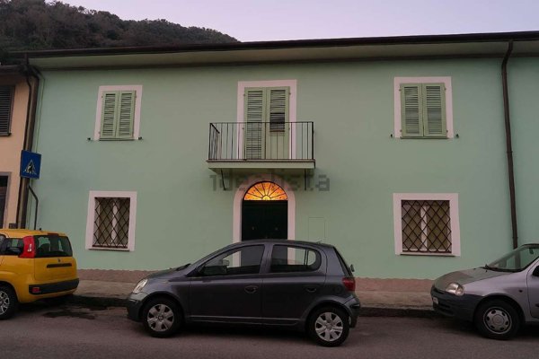 casa indipendente in vendita a Massa