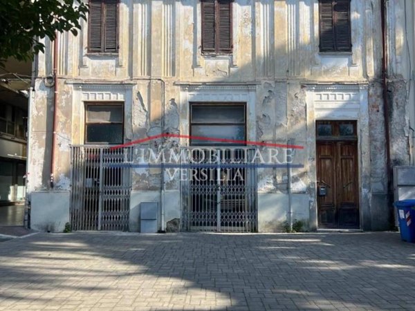 intera palazzina in vendita a Massa in zona Centro Storico