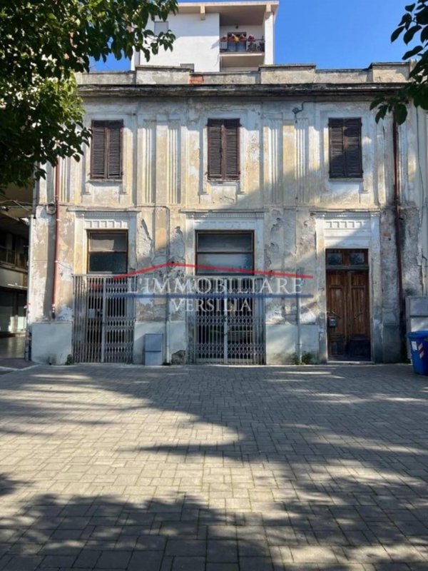 intera palazzina in vendita a Massa in zona Centro Storico