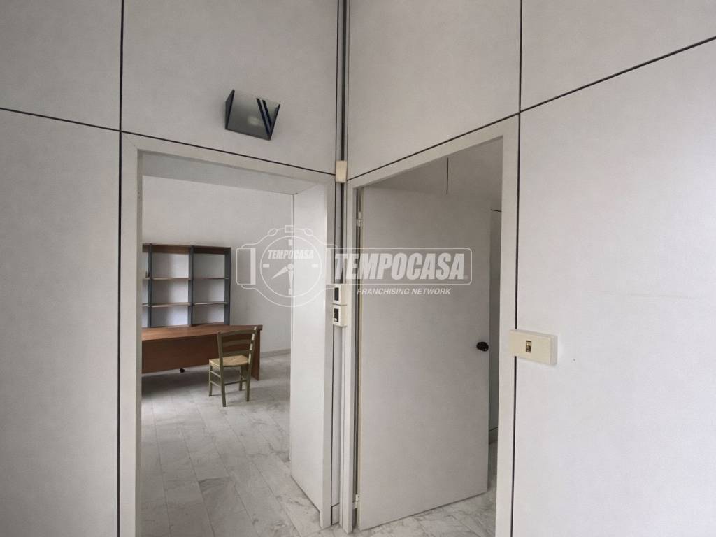 ufficio in vendita a Massa in zona Castagnola