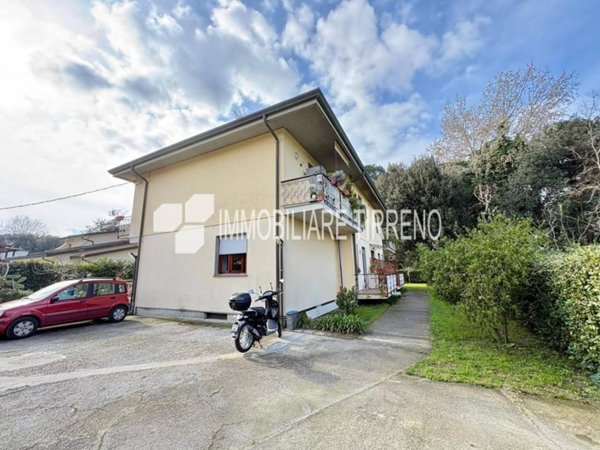 appartamento in vendita a Massa in zona Marina dei Ronchi