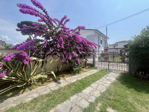 appartamento in vendita a Massa in zona Marina di Massa