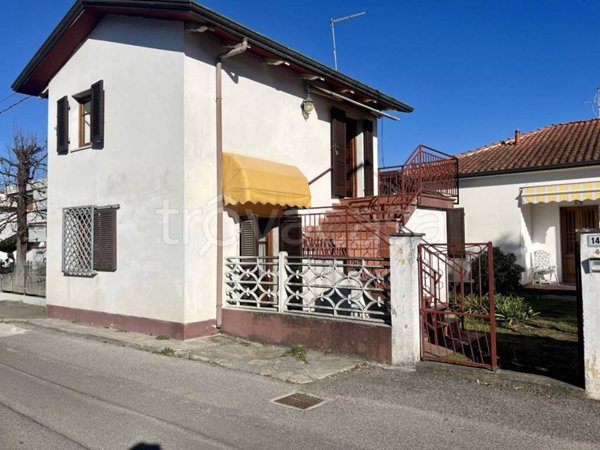 casa indipendente in vendita a Massa in zona Marina di Massa