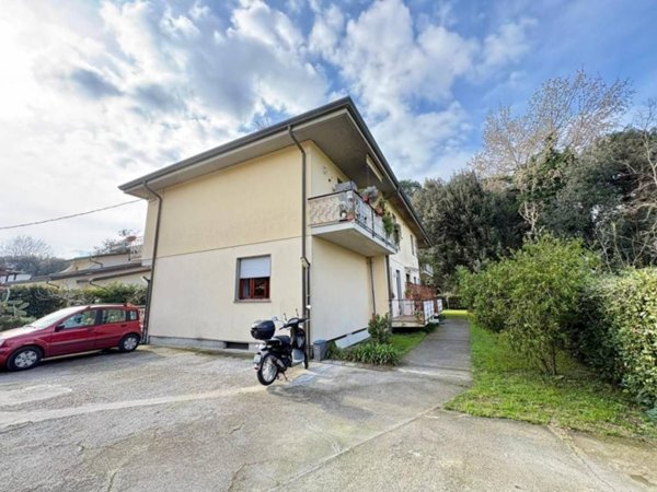 appartamento in vendita a Massa in zona Marina dei Ronchi
