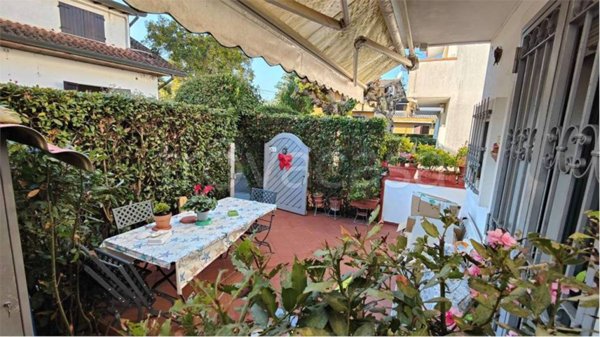casa indipendente in vendita a Massa in zona Marina dei Ronchi