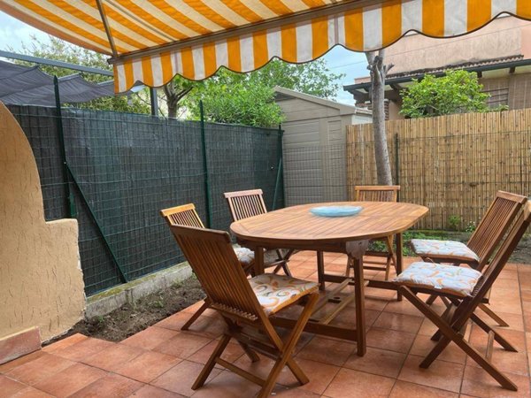 casa indipendente in vendita a Massa in zona Marina dei Ronchi