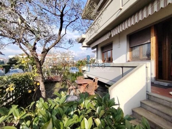 appartamento in vendita a Massa in zona Marina di Massa
