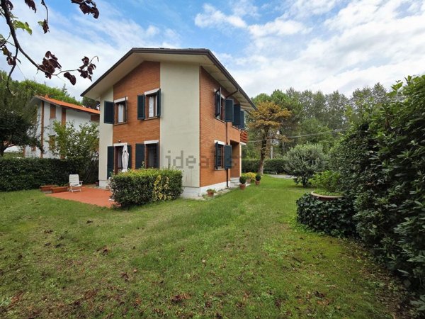 casa indipendente in vendita a Massa in zona Marina dei Ronchi