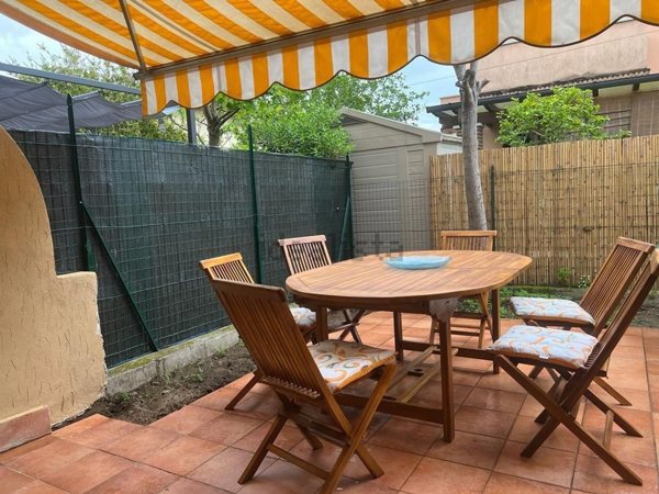 casa indipendente in vendita a Massa in zona Marina dei Ronchi