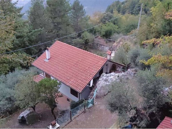 casa indipendente in vendita a Massa in zona Antona