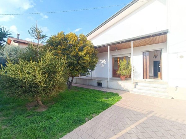 casa indipendente in vendita a Massa in zona Marina di Massa