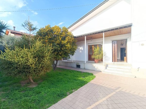 casa indipendente in vendita a Massa in zona Marina di Massa