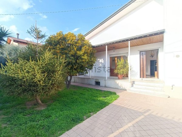 casa indipendente in vendita a Massa in zona Marina di Massa