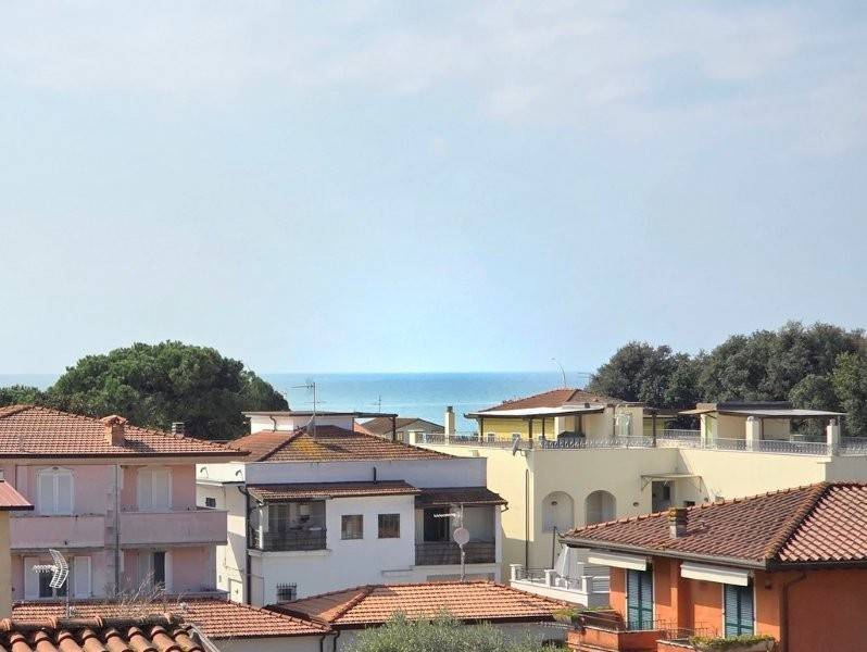 appartamento in vendita a Massa in zona Marina dei Ronchi