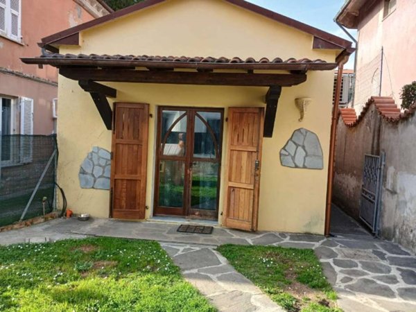 casa indipendente in vendita a Massa in zona Centro Storico