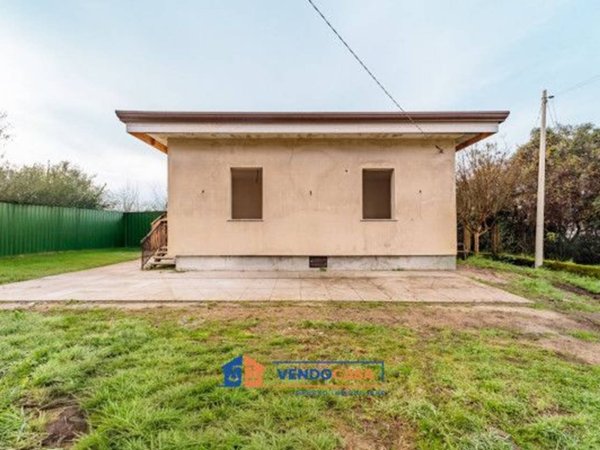 casa indipendente in vendita a Massa in zona Romagnano