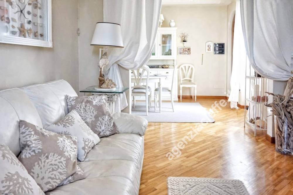 appartamento in vendita a Massa in zona Marina dei Ronchi