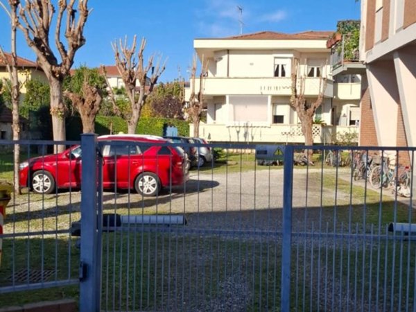 appartamento in vendita a Massa in zona Marina di Massa
