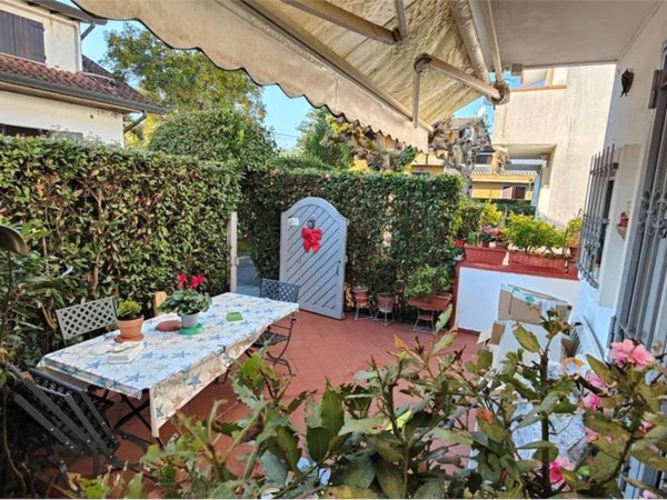 casa indipendente in vendita a Massa in zona Marina dei Ronchi