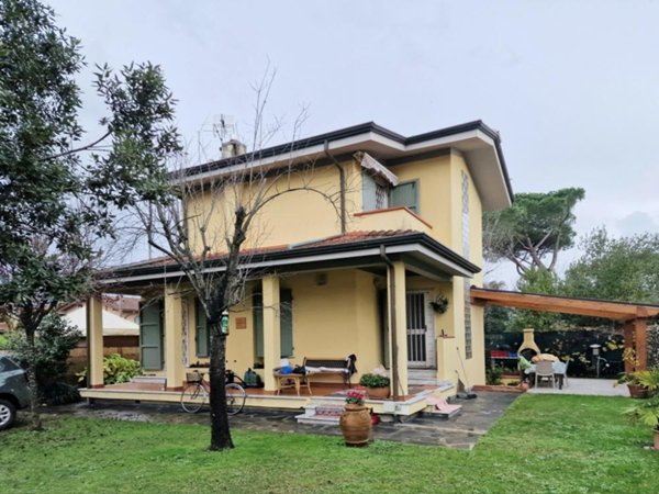 casa indipendente in vendita a Massa in zona Poveromo