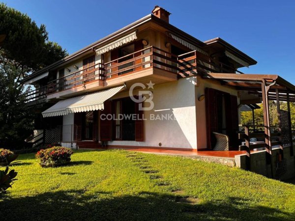 casa indipendente in vendita a Massa in zona Marina dei Ronchi