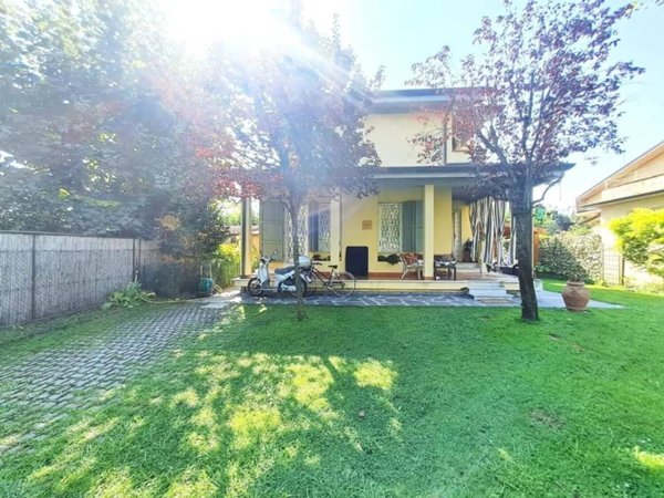 casa indipendente in vendita a Massa in zona Marina dei Ronchi