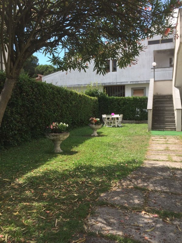 appartamento in vendita a Massa in zona Marina dei Ronchi