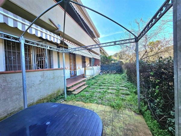 appartamento in vendita a Massa in zona Marina dei Ronchi