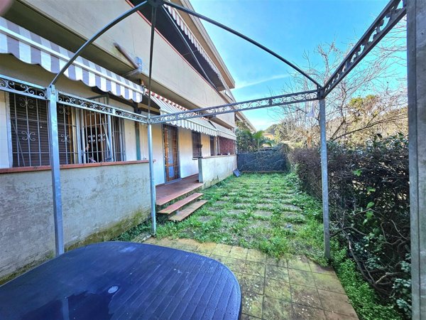 appartamento in vendita a Massa in zona Marina dei Ronchi