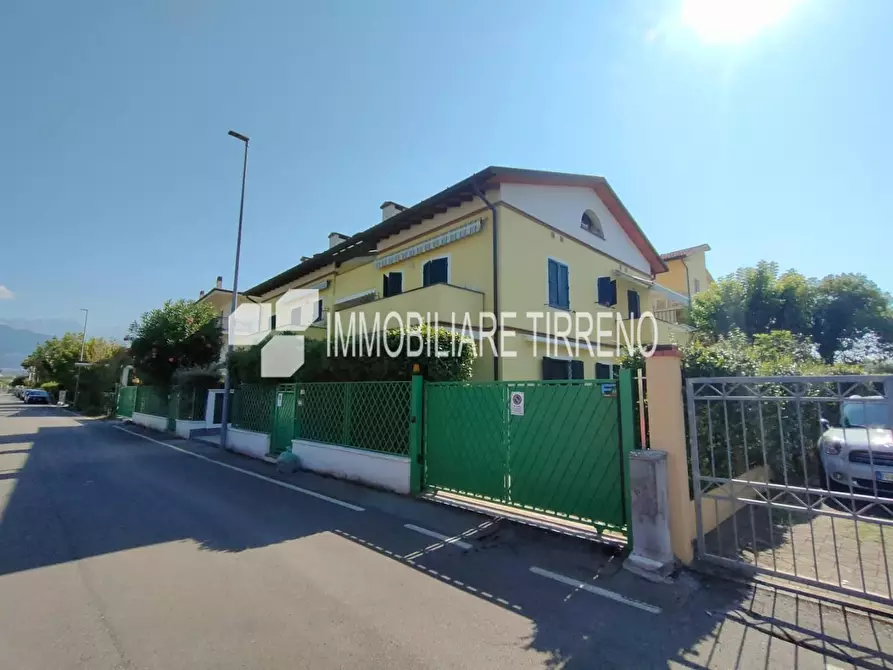 appartamento in vendita a Massa in zona Marina di Massa