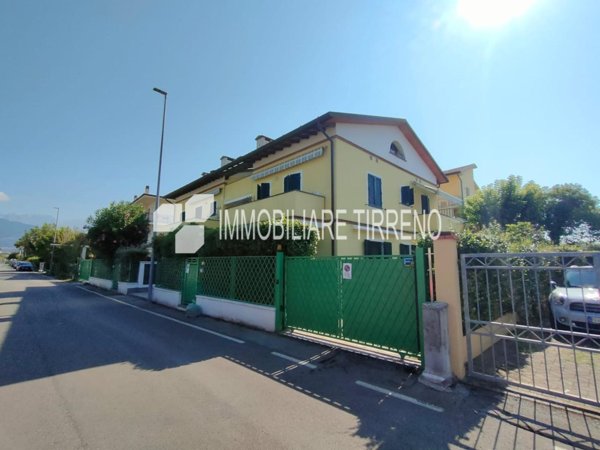 appartamento in vendita a Massa in zona Marina di Massa