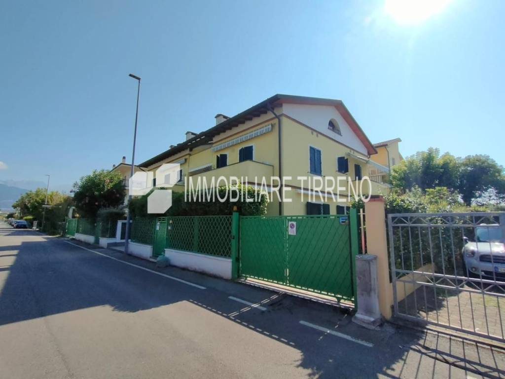 appartamento in vendita a Massa in zona Marina di Massa