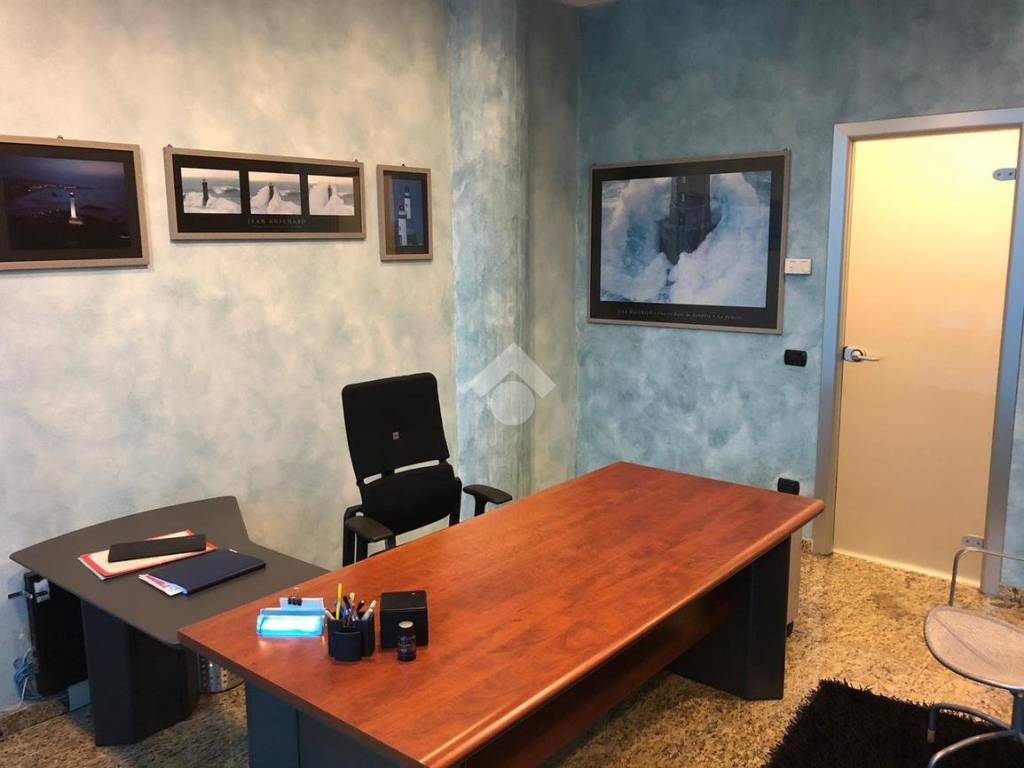 ufficio in vendita a Massa in zona Castagnola