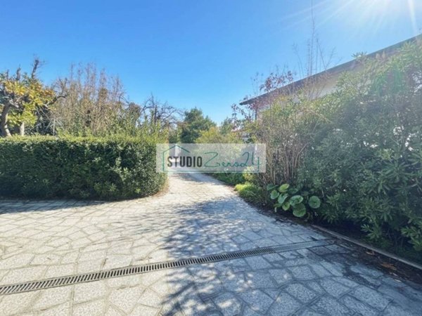 casa indipendente in vendita a Massa in zona Marina dei Ronchi