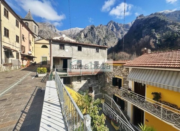 casa semindipendente in vendita a Massa in zona Resceto