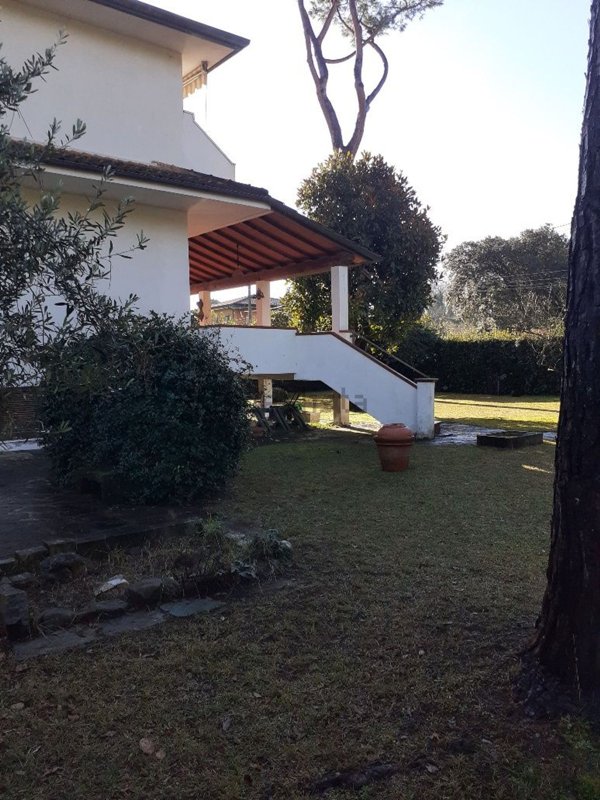 casa indipendente in vendita a Massa in zona Marina dei Ronchi