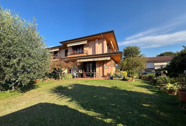 casa indipendente in vendita a Massa in zona Quercioli