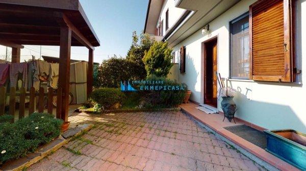 casa indipendente in vendita a Massa in zona Quercioli