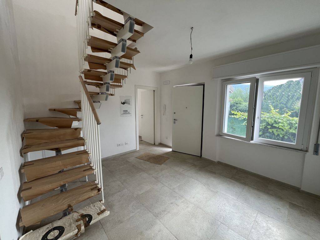 casa indipendente in vendita a Massa in zona Romagnano