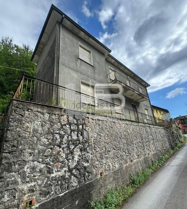 casa indipendente in vendita a Massa in zona Canevara
