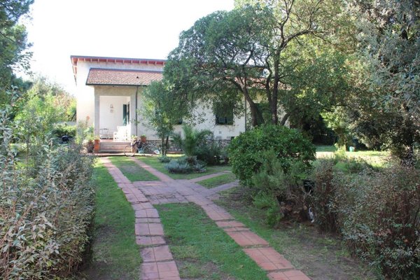 casa indipendente in vendita a Massa in zona Marina di Massa