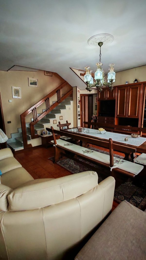 casa indipendente in vendita a Massa