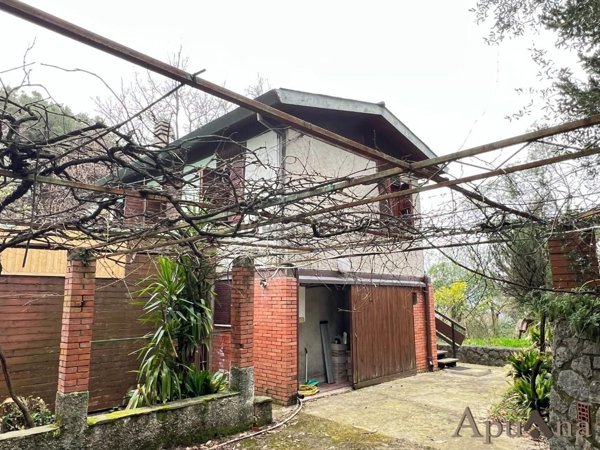 casa indipendente in vendita a Massa